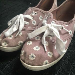 Canvas shoes